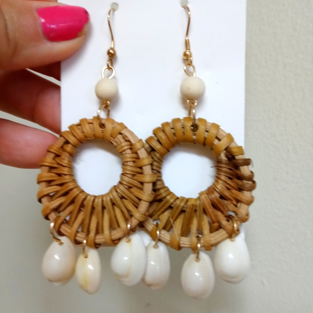 Handmade rattan and natural snail earrings.